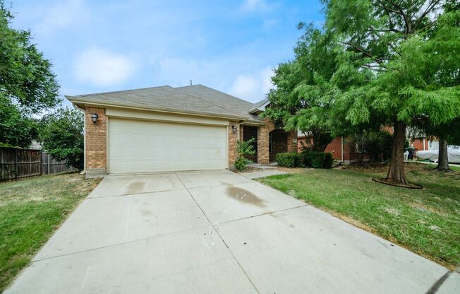 One-story cornerside home in Little Elm