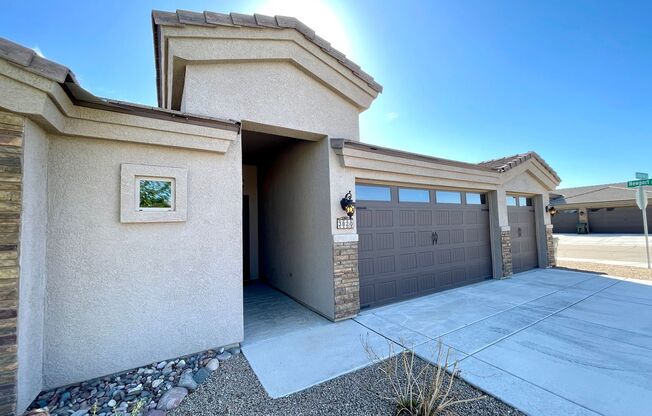 Great 3 Bedroom Home w/ 3 Car Garage in Walleck Ranch!