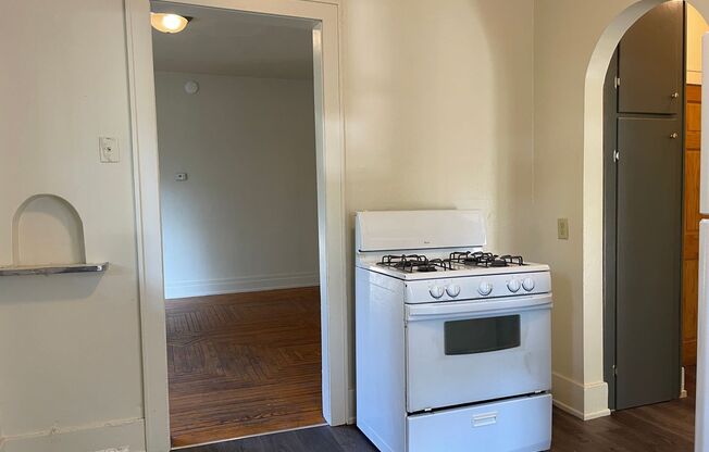 2 beds, 1 bath, $850, Unit 1408 Douglas Ave Unit 1