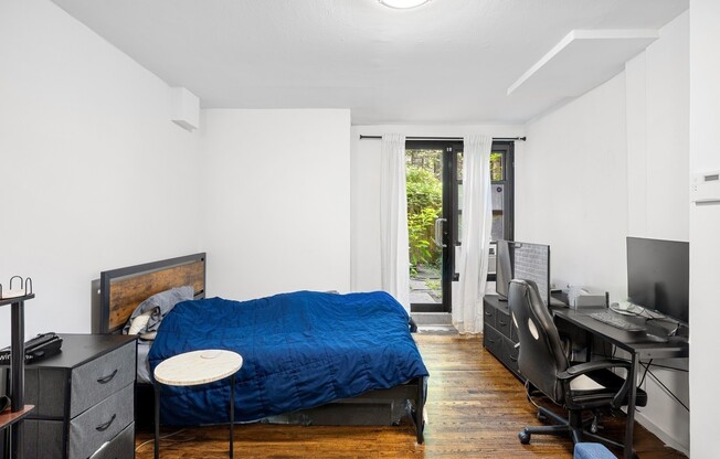 310 W 22 ST