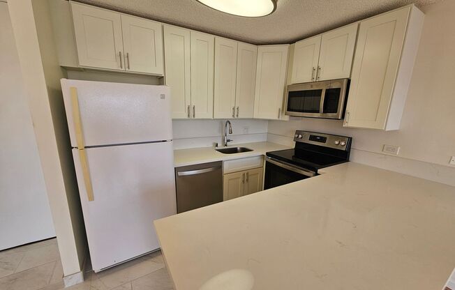 Condo with Lanai, Pool & Prime Location