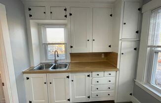 $1475/mo - 1 Bedroom on the Second Floor with Off-Street Parking!