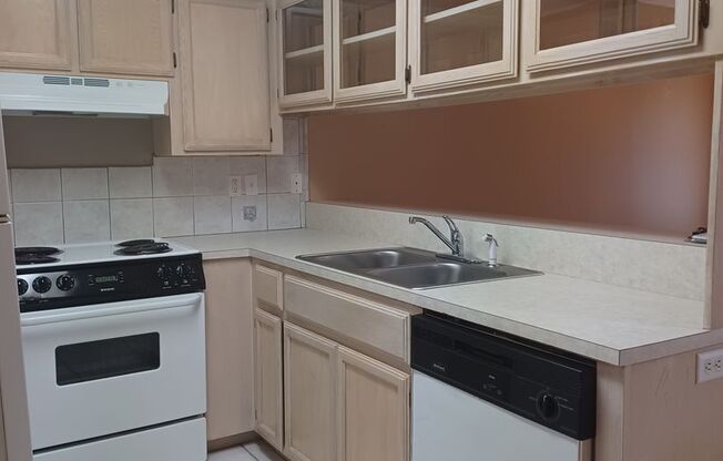 1 bed, 1.5 baths, $675, Unit 14