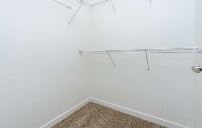 walk in closet with shelve.