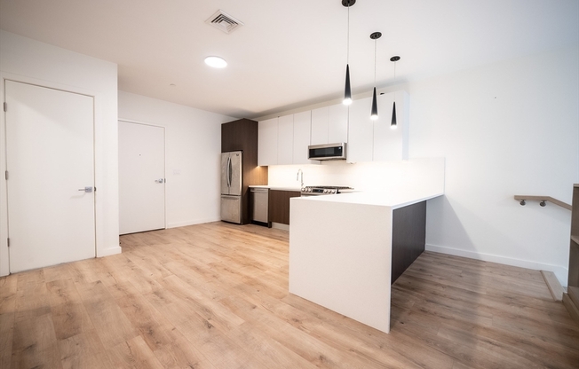 1 bed, 1 bath, 821 sqft, $3,300, Unit 206