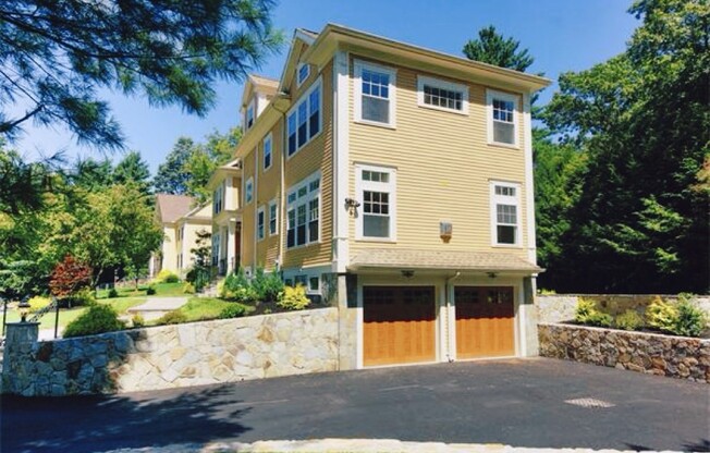 62 COUNTRY CLUB LN