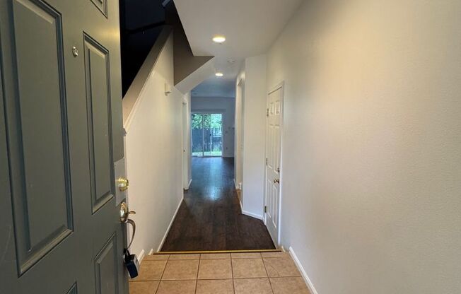 Gated 2 beds 2.5 baths townhome in Ashburn Renton