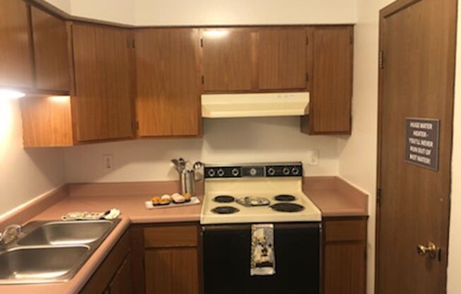 2 beds, 1 bath, 720 sqft, $805, Unit 16