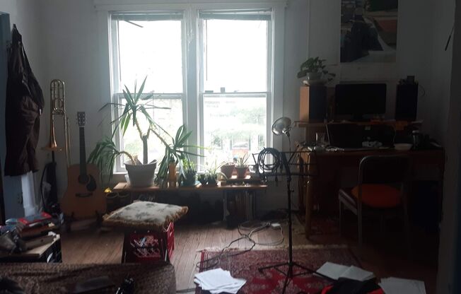 Huge sunny vintage 4bedroom apartment