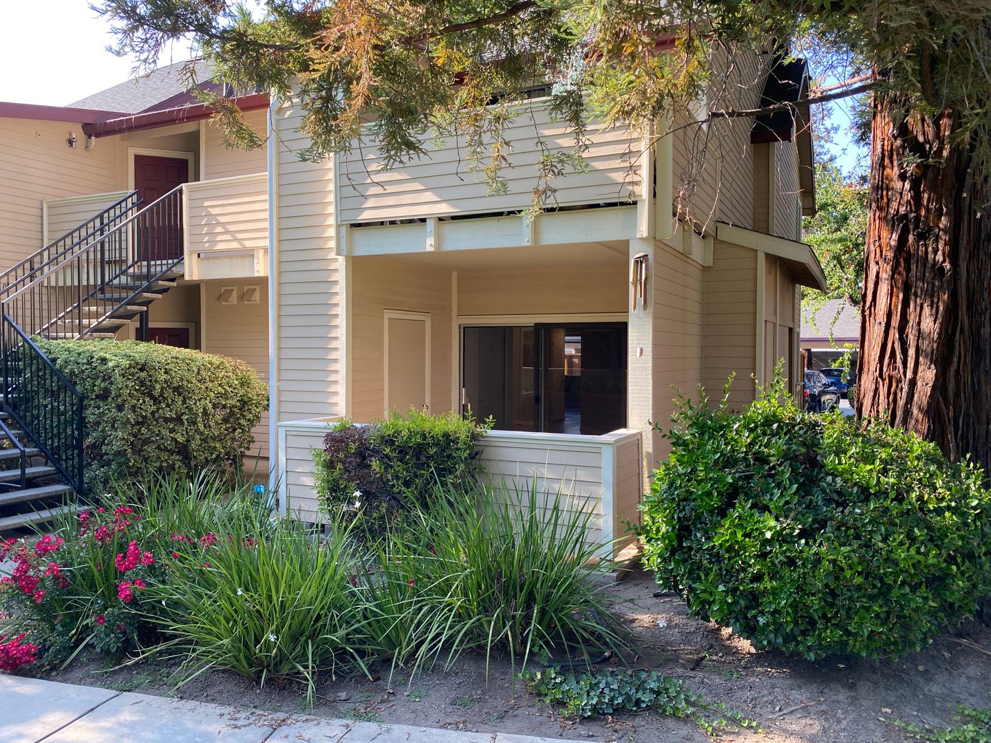 BLOSSOM VALLEY - Beautifully updated end unit condominium