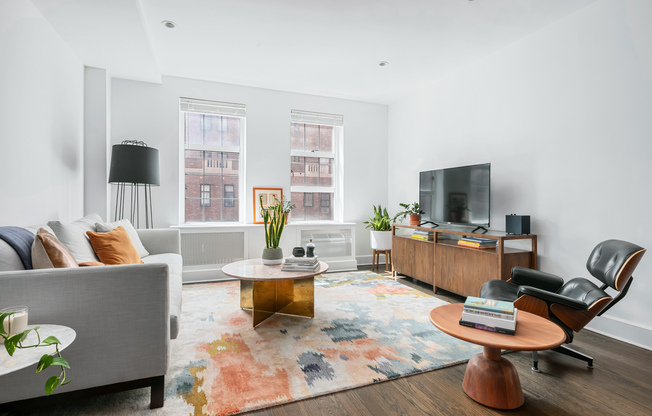 470 W 24 ST