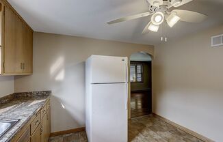 3 beds, 1 bath, $1,299, Unit 4670 - Upper