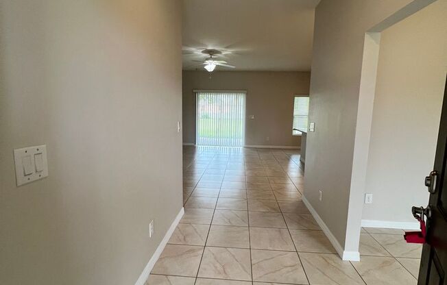 Modern Comfort Meets Spacious Living – Stunning 4 Bedroom Home in Beautiful Punta Gorda!