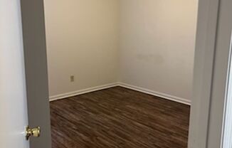 2 beds, 1 bath, 1,170 sqft, $650, Unit B