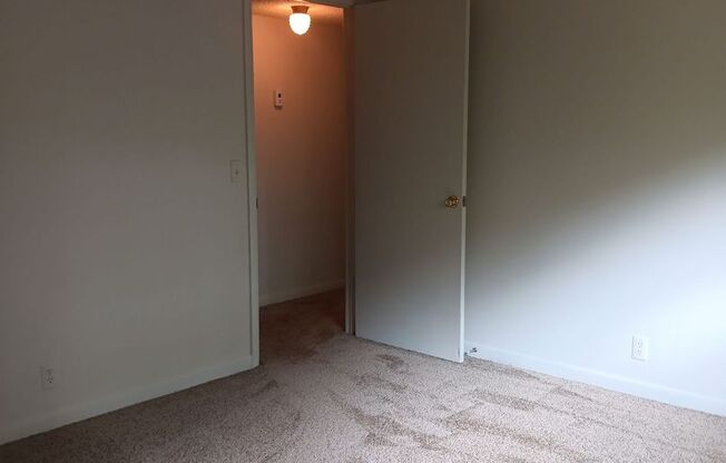 2 beds, 1 bath, 925 sqft, $1,085, Unit X07