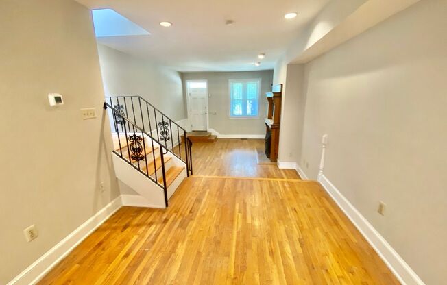 Chic Shaw Townhouse 2bd/2.5 bath with Decorative Fireplace and Private Patio