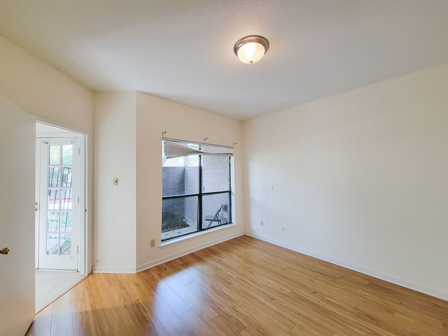 BEAUTIFUL UPDATED 2 BEDROOM 2 BATH CONDO.  GREAT LOCATION!