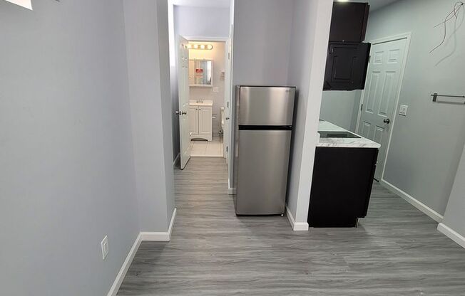 Studio, 1 bath, 350 sqft, $1,000, Unit 427 Unit 1