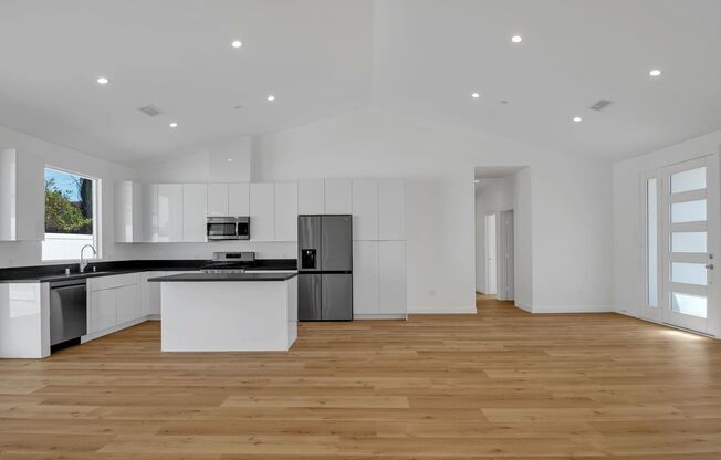 Modern 5-Bedroom 5 bath Home for Lease in Winnetka, CA