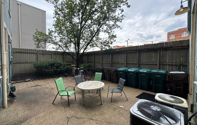 1435 Main St