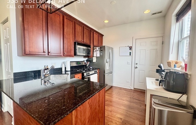 538 W BELMONT AVE