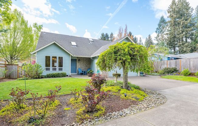 "Private Retreat in Tualatin: Pet-Friendly 3 Bed, 3 Bath Home with Bonus Catio and Garden Boxes – Move-In Ready!"