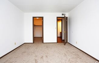 1 bed, 1 bath, 700 sqft, $825, Unit 819 West Crestwood Drive Apt 302