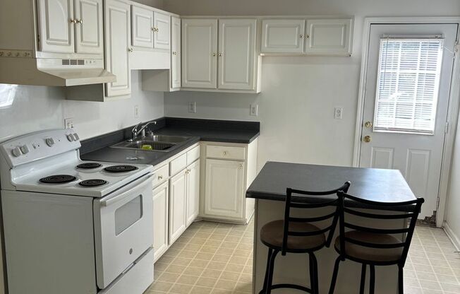 2 beds, 1 bath, $1,200