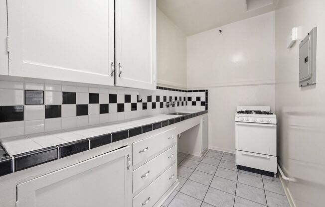 1611 Schrader Apartments (#810)