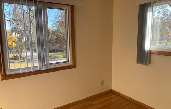 2 beds, 1 bath, 850 sqft, $879, Unit 845-2
