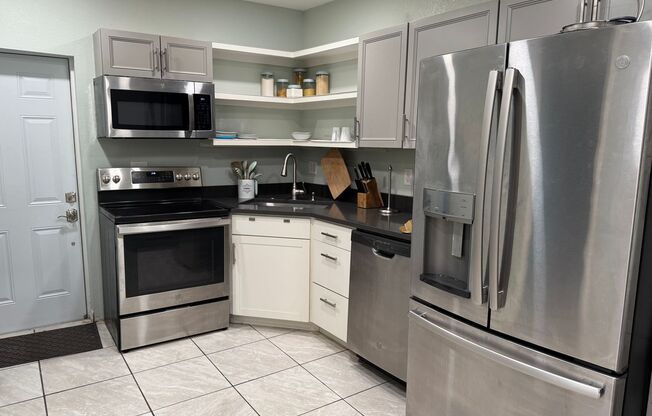 2 bedroom 1 bath close to downtown Melbourne, FIT and the beaches.