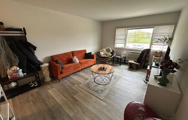 2 beds, 1 bath, $1,395, Unit 202