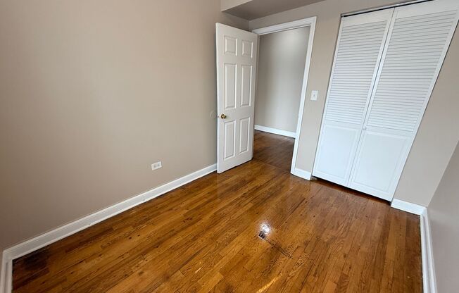 3 beds, 1 bath, $1,300, Unit 4834 #302