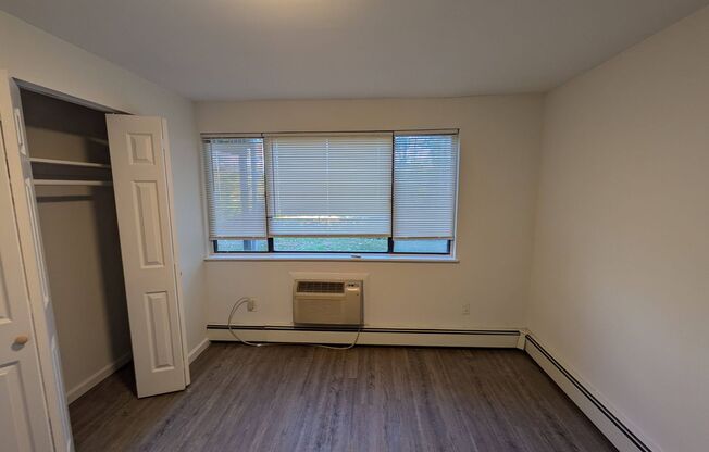 1 bed, 1 bath, 900 sqft, $1,650, Unit B04