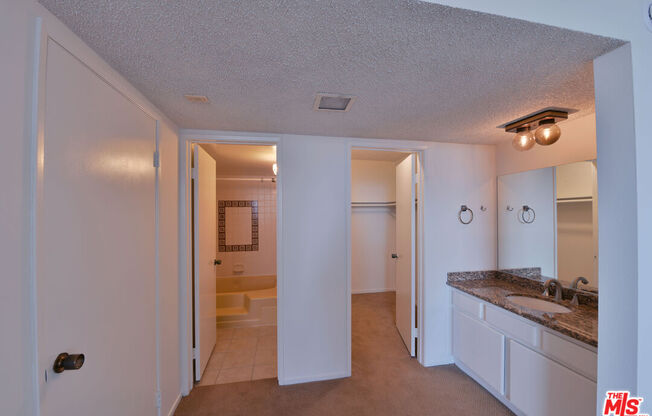 2 beds, 2 baths, 1,037 sqft, $4,100, Unit 1612