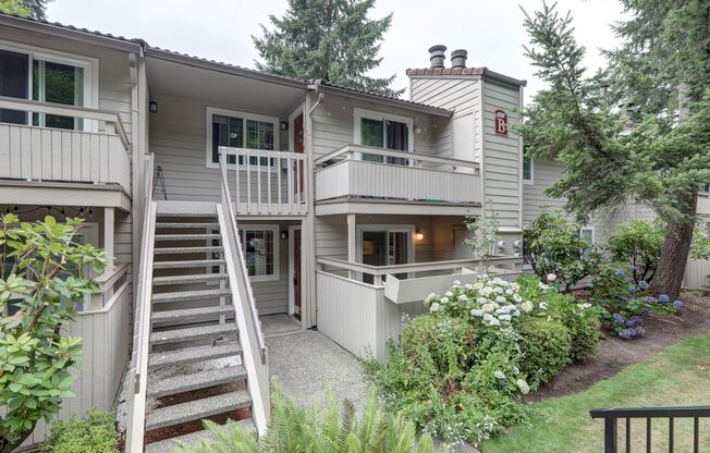 2 Bedroom Ground Floor Condo in the Heart of Woodinville!