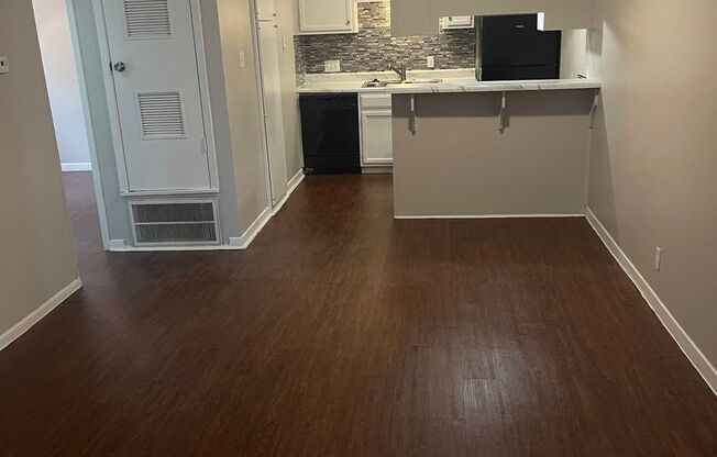 2 beds, 1 bath, 715 sqft, $1,450, Unit 4520-105