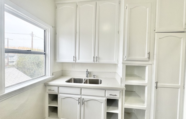 704 W 54 ST