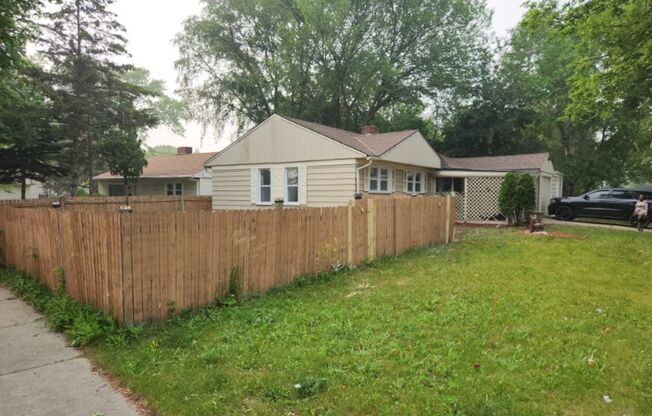 3 Bdr Large Single Family House in a Nice Neighborhood - Available NOW