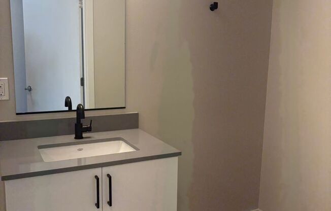 1 bed, 1 bath, 572 sqft, $2,100, Unit 606