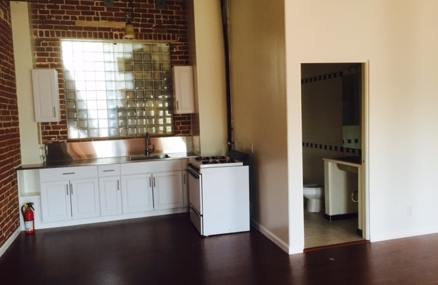 Studio, 1 bath, 700 sqft, $2,195