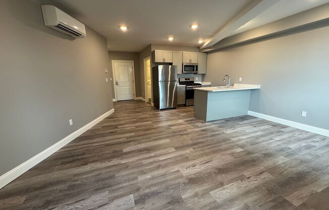 2 beds, 1 bath, 820 sqft, $2,800, Unit 214