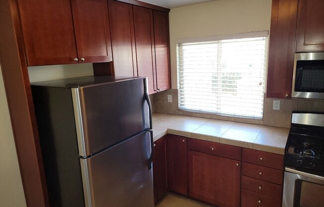 2 beds, 1 bath, $2,595