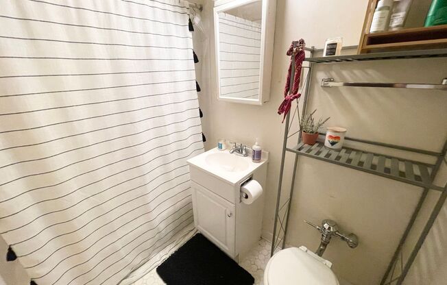 1 bed, 1 bath, $1,015, Unit 7