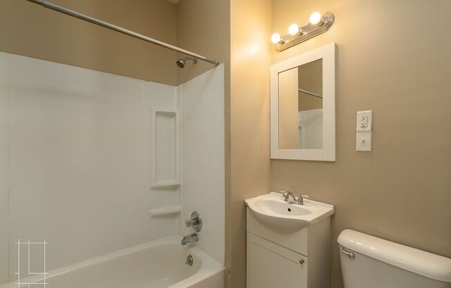 Studio, 1 bath, $925, Unit 1188.5 N. High St. Apt. 2