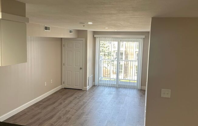 2 beds, 1 bath, 680 sqft, $2,550, Unit 21-34