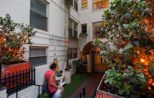 Studio, 1 bath, 264 sqft, $1,425, Unit 210