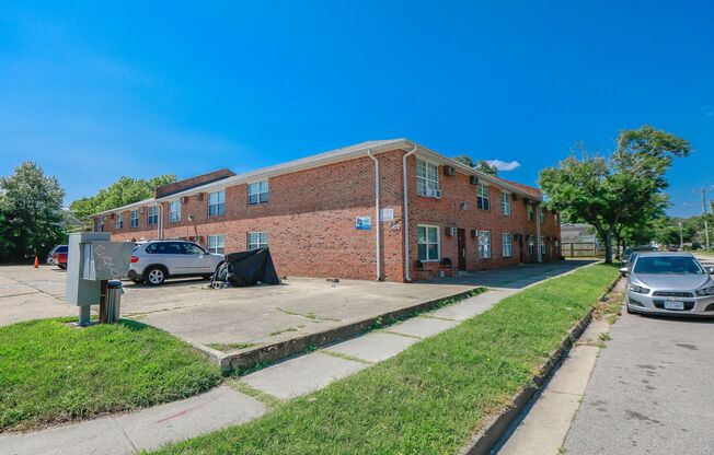 1 bed, 1 bath, 698 sqft, $1,150, Unit C2