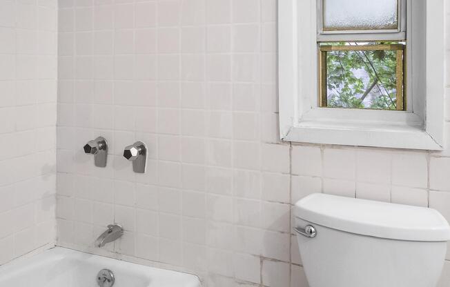 305 W 90 ST