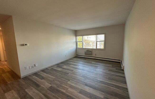 2 beds, 1 bath, $1,395, Unit 322